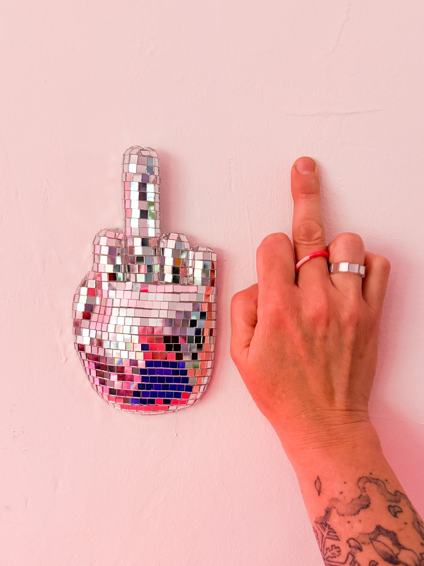MITTELFINGER• Glitzer